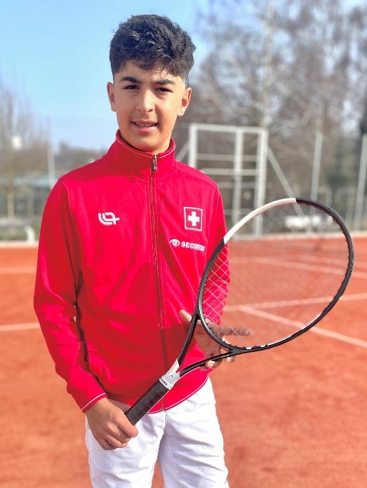 Levin auf dem Sandplatz im Trikot der Schweizer Nationalmannschaft